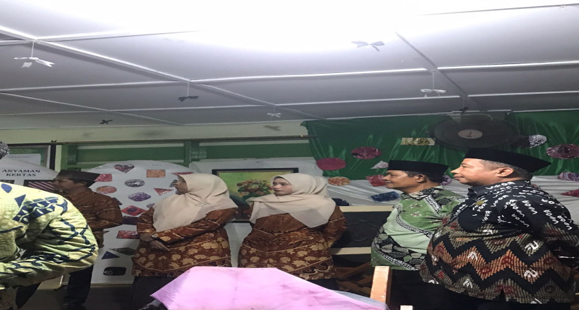 KEPALA SEKSI PENDIDIKAN MADRASAH MEMBUKA PAMERAN SENI SISWA MA DDI ATTAUFIQ PADAELO